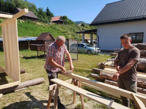 Stavba posedu Závozy a údržba okolia malej chaty Doštianky